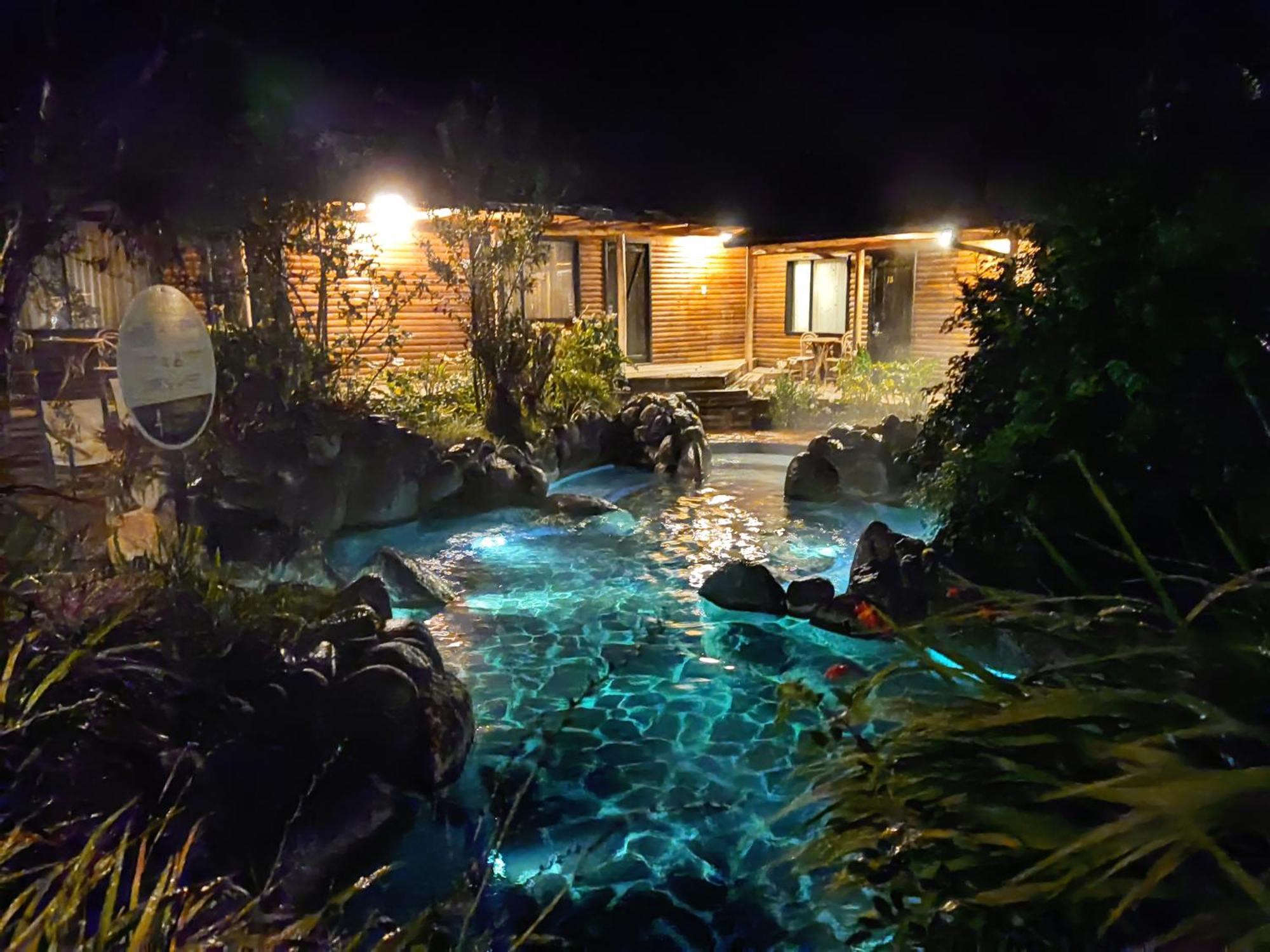 테르마스 데 파팔락타 호텔 파파약타 외부 사진 The Blue Lagoon at night