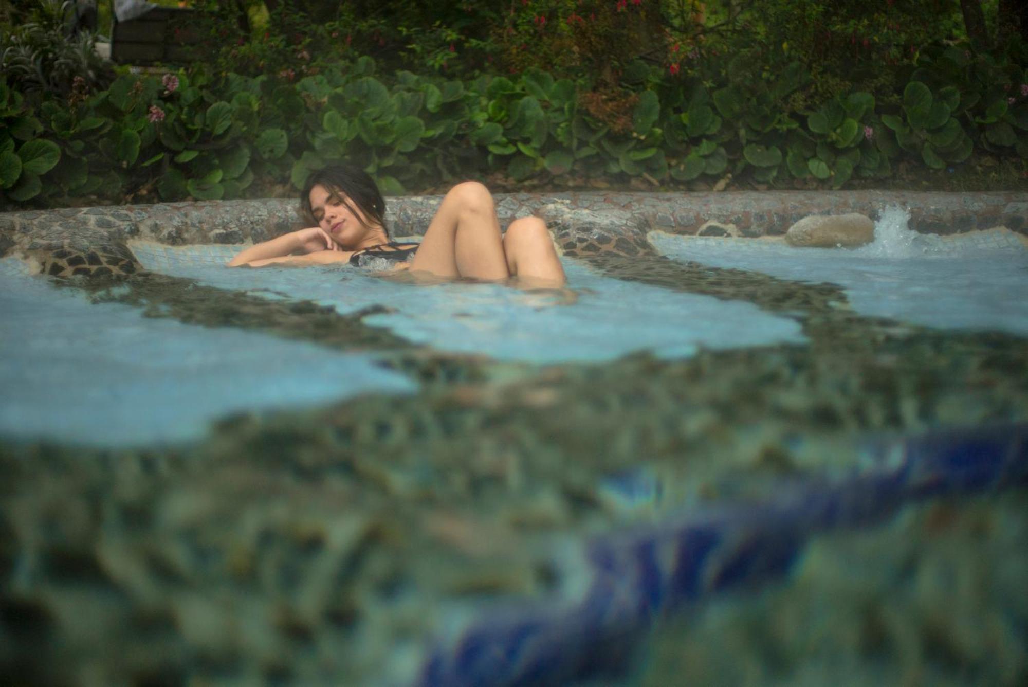 테르마스 데 파팔락타 호텔 파파약타 외부 사진 A woman bathing in the hot springs