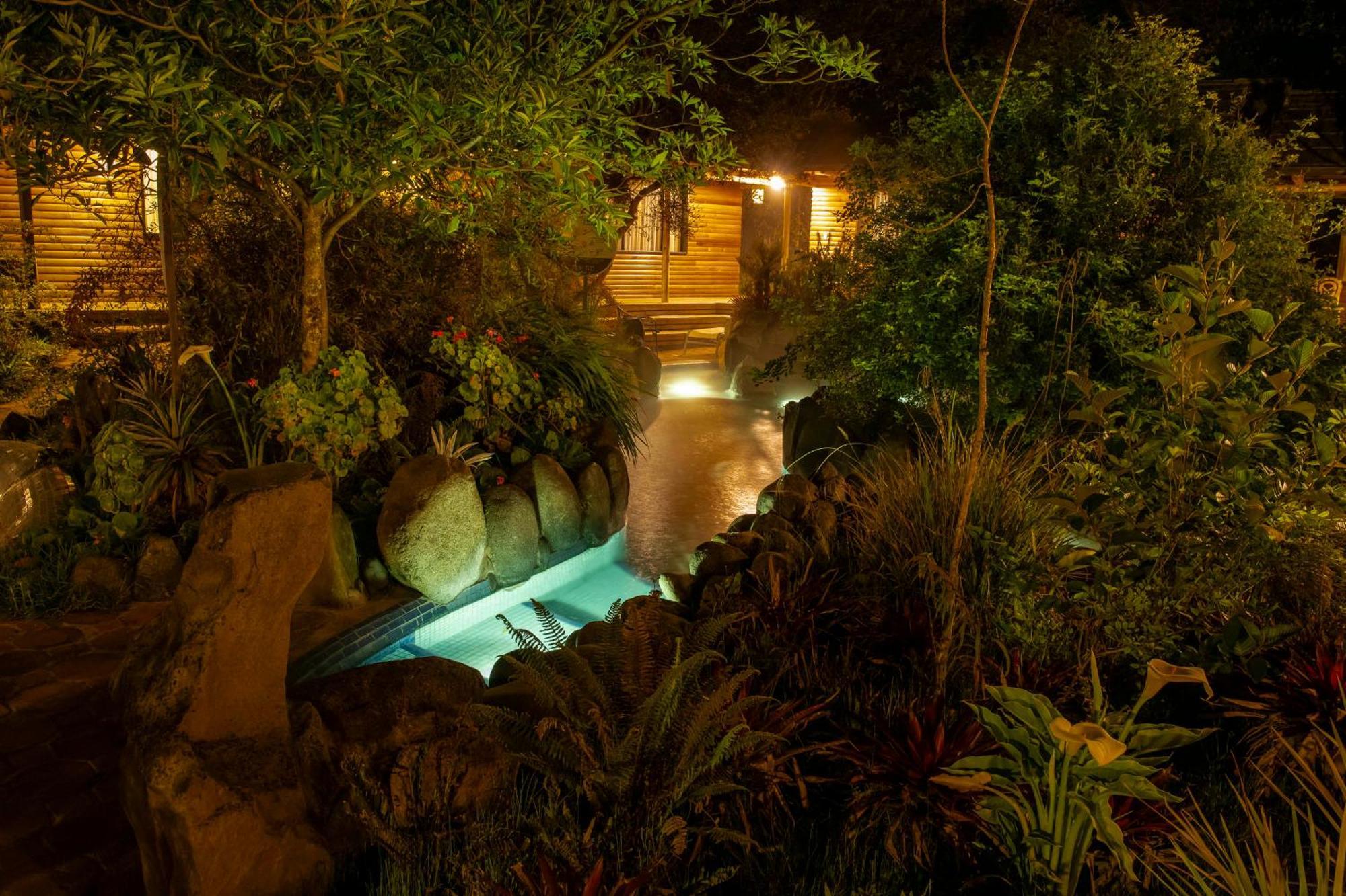 테르마스 데 파팔락타 호텔 파파약타 외부 사진 The resort at night
