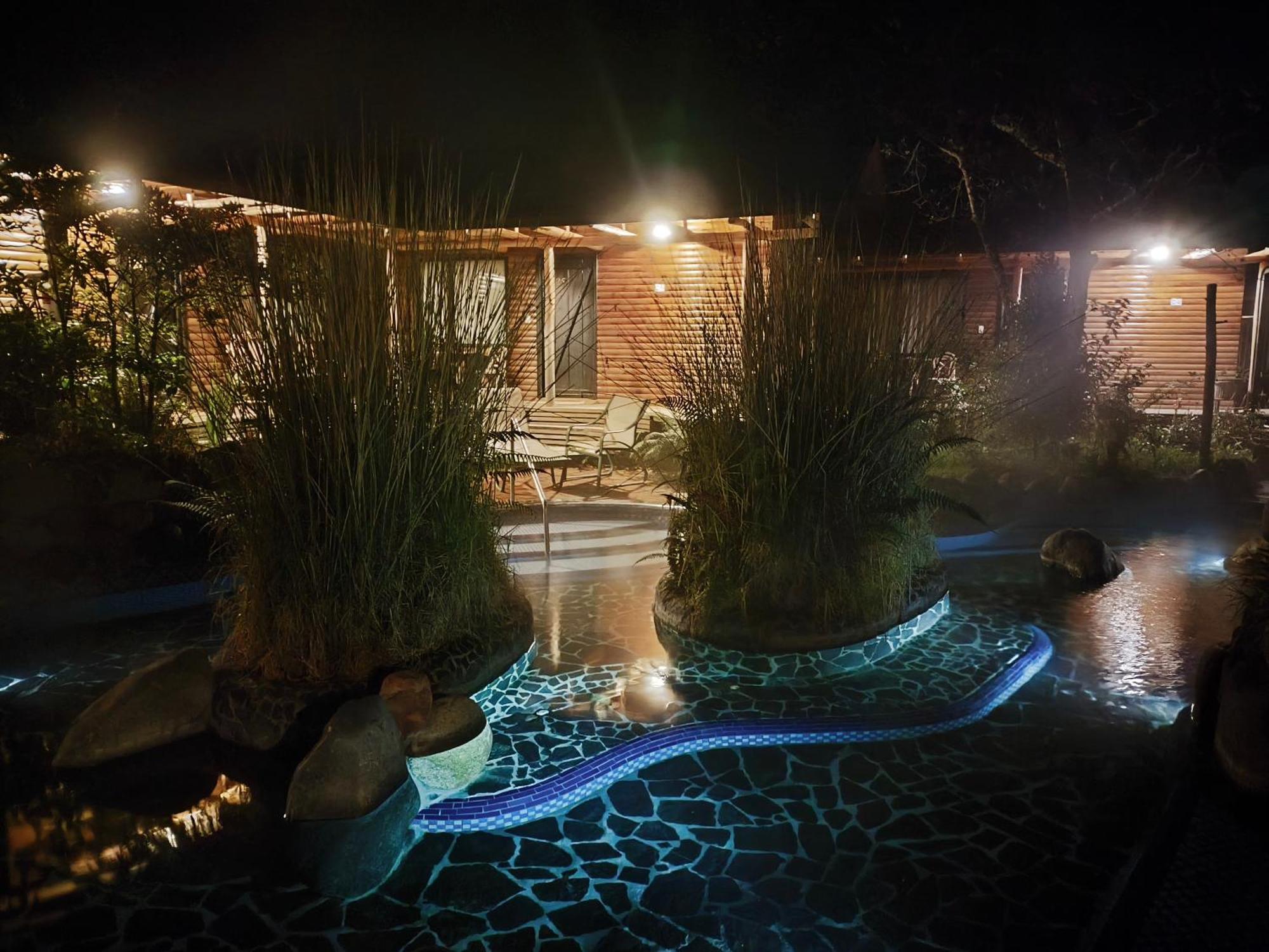 테르마스 데 파팔락타 호텔 파파약타 외부 사진 The hot springs at night